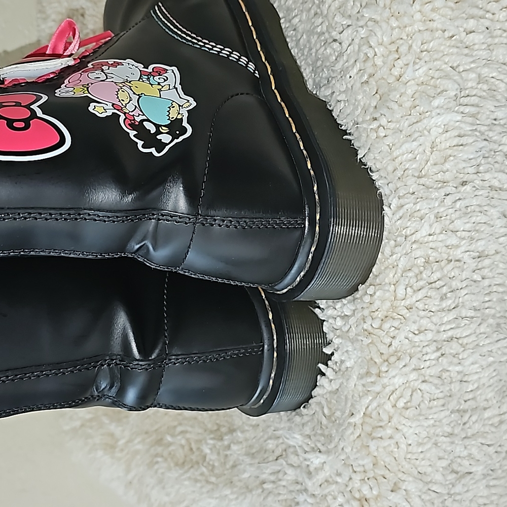 Dr. Martens X Hello Kitty & Friends Boots - Picture 10 of 16